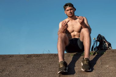 Kareli gömlek giyen bir adam orta parmak gösterir