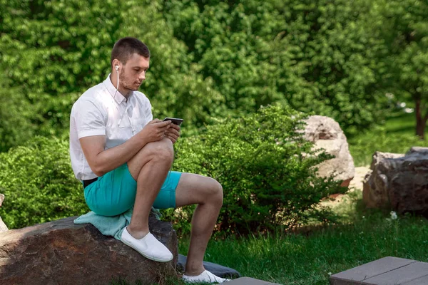 Młodym Biznesmenem Białej Koszuli Człowiek Siedzi Trawie Działa Smartfonie Parku — Zdjęcie stockowe