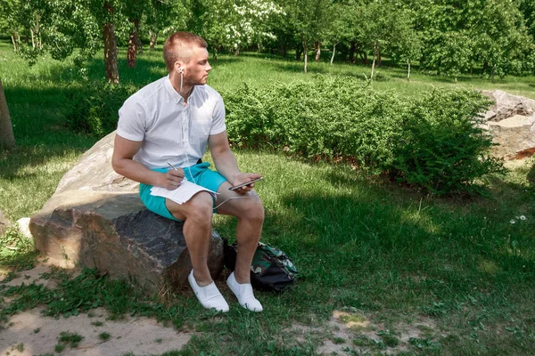 Talentovaný Mladý Kluk Píše Přírodě Volné Noze Čerstvý Vzduch Koncept — Stock fotografie