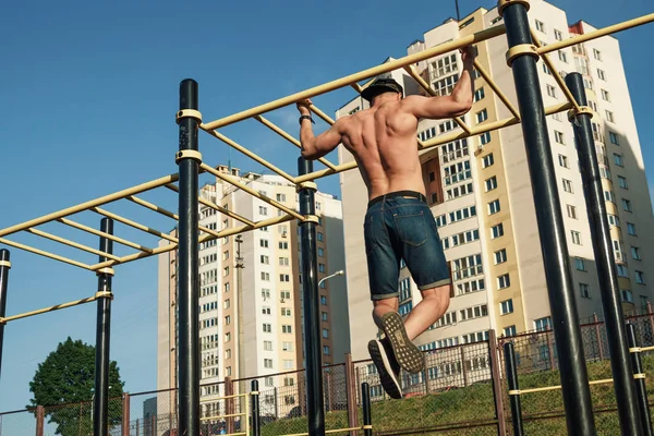 Jovem Puxa Para Campo Esportivo Atleta Treinando Livre Cidade — Fotografia de Stock