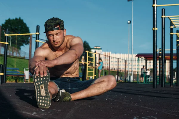 Een Jonge Man Strekt Zich Uit Een Sportveld Een Atleet — Stockfoto