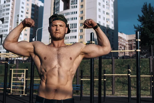 Jovem Musculoso Com Tronco Descansando Após Treinamento Atleta Treinamento Livre — Fotografia de Stock