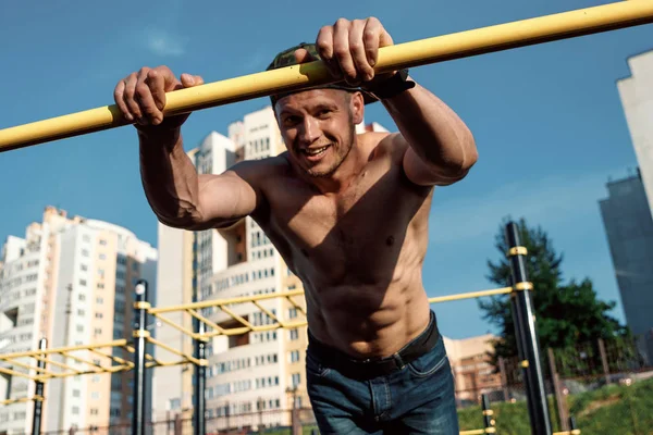 Jovem Fazendo Exercícios Nos Bares Irregulares Estádio Atleta Treinamento Livre — Fotografia de Stock