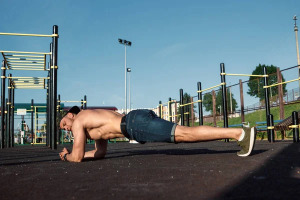 Genç kas adam yapıyor egzersiz bar, basın, atlet, şehirde eğitim açık