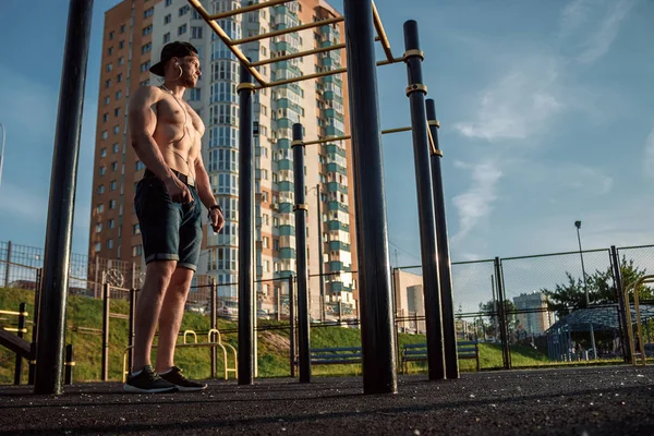 Eğitim, bir atlet, şehirde eğitim açık sonra dinlenme çıplak bir gövde ile genç bir kas adam