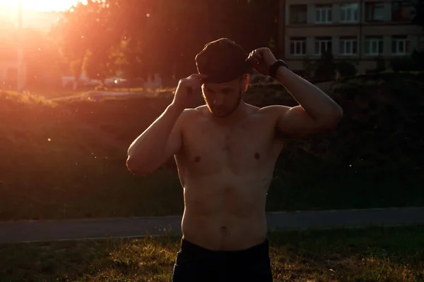 一个年轻的肌肉男孩 裸露的躯干休息后 运动员 户外训练在城市 — 图库照片