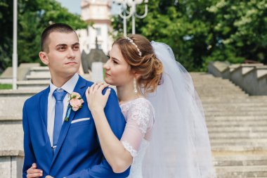 Doğa çerçevede bir klasik mavi elbiseli güzel adam ve kız, beyaz bir gelinlik, gelin damat. Düğün, Aile oluşturma.