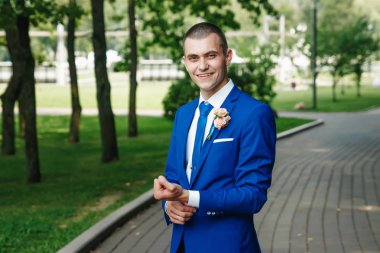 Adam, yeşil doğanın bir arka plan karşı klasik mavi elbiseli damat. Düğün, damat, Aile oluşturma.