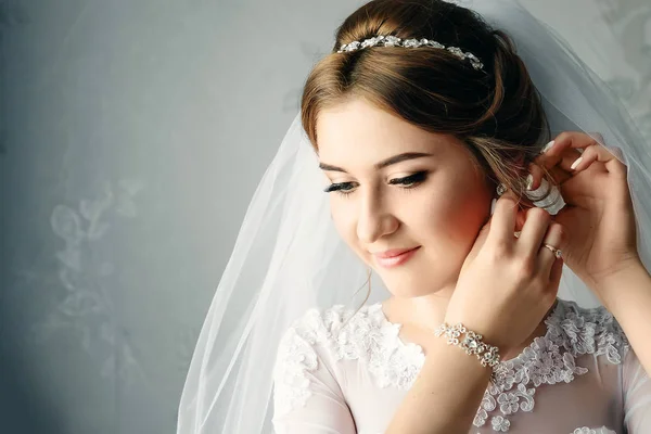 Gyönyörű Lány Menyasszony Fehér Ruhát Háttérben Lakás Esküvő Menyasszony Összejövetel — Stock Fotó