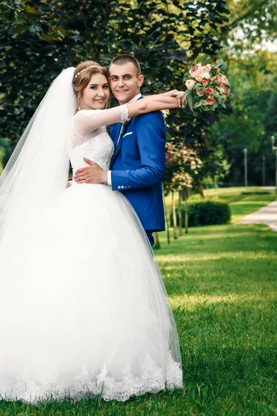 Hermoso Chico Chica Novia Vestido Novia Blanco Novio Traje Azul: fotografía de stock © MarkoAliaksandr #197598078 | Depositphotos Hermoso Chico Chica Novia Vestido Novia Blanco Novio Traje Azul: fotografía de stock © MarkoAliaksandr #197598078 | Depositphotos