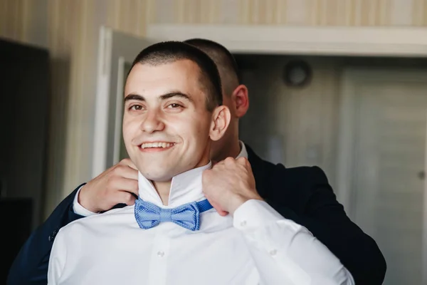 Hombre Novio Con Una Camisa Blanca Fondo Del Apartamento Boda —  Fotos de Stock