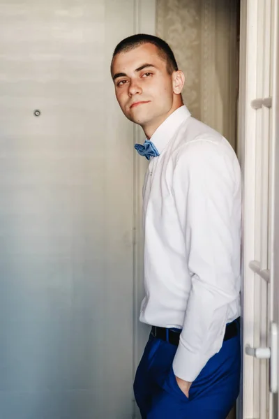 Mann Der Bräutigam Weißen Hemd Auf Dem Hintergrund Der Wohnung — Stockfoto