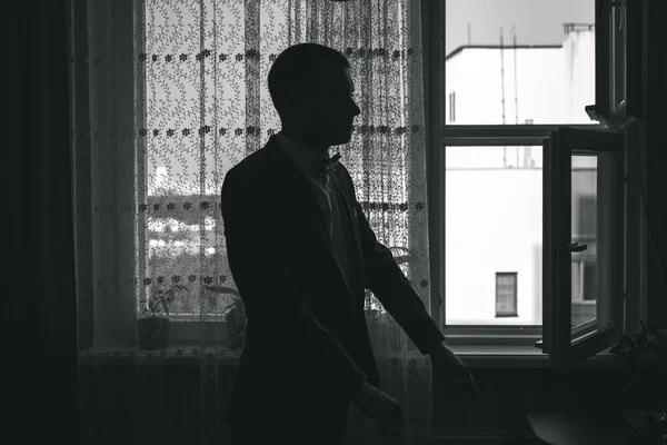 Hombre Novio Con Una Camisa Blanca Fondo Del Apartamento Boda — Foto de Stock