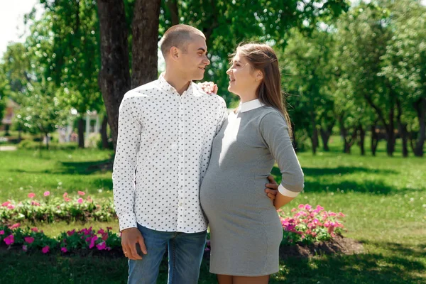 Szczęśliwy Ciąży Żonaty Para Parku Oczekiwaniu Cud Dziecko Życie Rodzinne — Zdjęcie stockowe