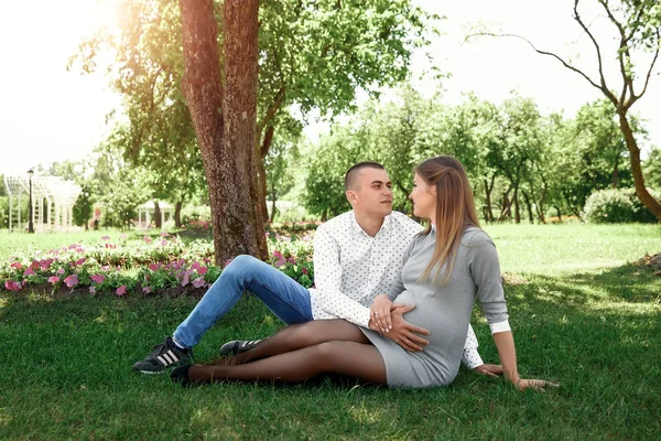 Mutlu hamile, evli çiftimiz parkta. Bir mucize, bir çocuk beklentisiyle. Aile hayatı çocuk gebelik aile babası, annesi.