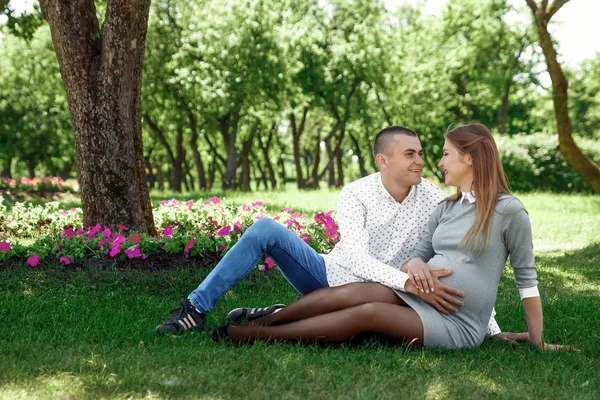 Lyckligt Gravid Gifta Par Parken Väntan Ett Mirakel Ett Barn — Stockfoto