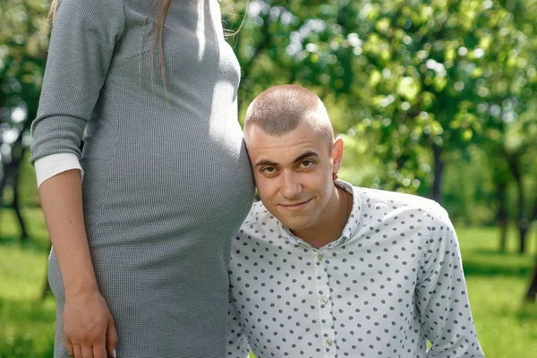快乐的怀孕 已婚夫妇在公园里 期待一个奇迹 一个孩子 家庭生活 — 图库照片