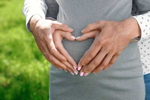 Cuidados Com Corpo Conceito Dieta Gravidez Mãos Femininas Formando Forma — Fotografia de Stock