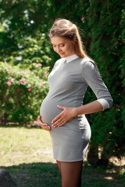 Mooi Zwanger Meisje Een Park Een Groene Achtergrond Tederheid Jonge — Stockfoto