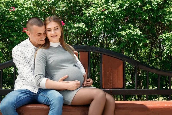 Feliz Grávida Casal Casado Parque Antecipação Milagre Uma Criança Vida — Fotografia de Stock