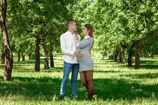 Joyeux Couple Marié Enceinte Dans Parc Prévision Miracle Enfant Vie — Photo