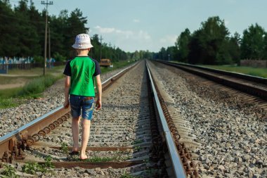 Çocuk raylar, raylar üzerinde yürür gider. Tehlike, road, meslek seçimi.