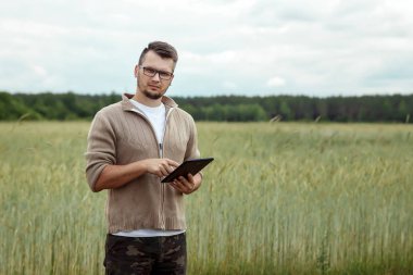 Bir çiftçi, kendi alanında daimi adamdır. Tarım arazisi, yeni teknolojiler, hasat, gübreleme, Ürün İnceleme.