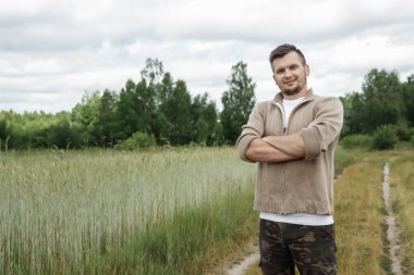 Bir çiftçi, kendi alanında daimi adamdır. Tarım arazisi, yeni teknolojiler, hasat, gübreleme, Ürün İnceleme.