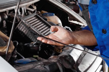 Erkek yakın çekim eller, motor yağı kademede denetler. Otomatik mekanik garajda çalışır. Onarım Servisi. Araç, araba tamir Bakımı.