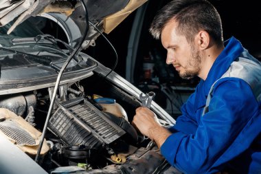 Otomatik mekanik garajda çalışır. Onarım Servisi. Araç, araba tamir Bakımı.