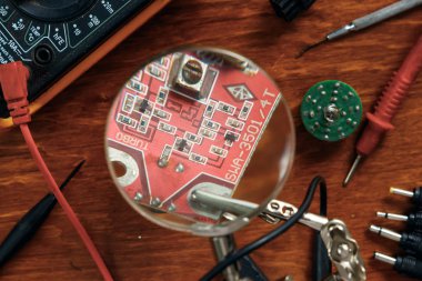 Çalışma alanı havya, microcircuit, Büyüteç Camı, Büyüteç Camı, ölçme aletleri ile. Elektronik onarım, ana.