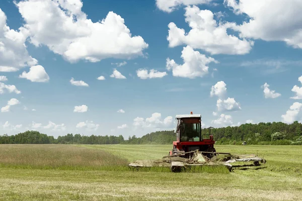 Mezőgazdasági Gép Aratógép Kaszálás Mező Ellen Kék Eget Széna Betakarításának — Stock Fotó