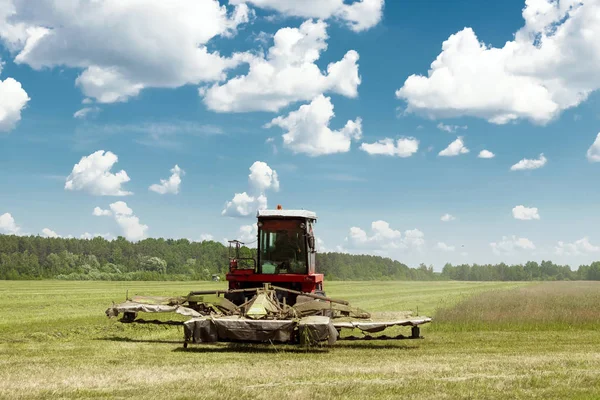 Mezőgazdasági Gép Aratógép Kaszálás Mező Ellen Kék Eget Széna Betakarításának — Stock Fotó