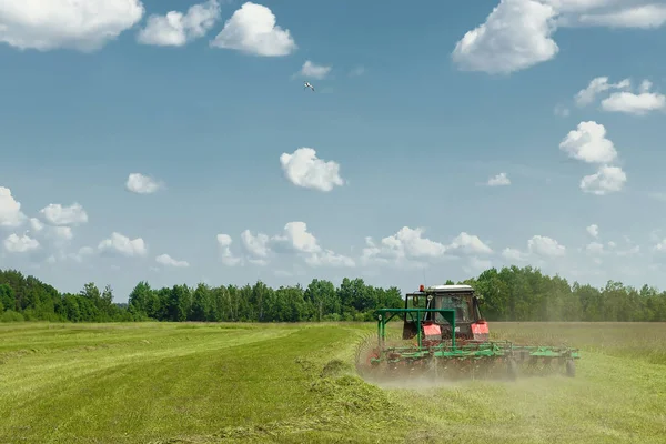 Mezőgazdasági Gépek Egy Traktor Mező Ellen Blue Sky Gyűjtése Széna — Stock Fotó