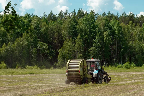 Mezőgazdasági Gépek Egy Traktor Mező Ellen Blue Sky Gyűjtése Széna — Stock Fotó