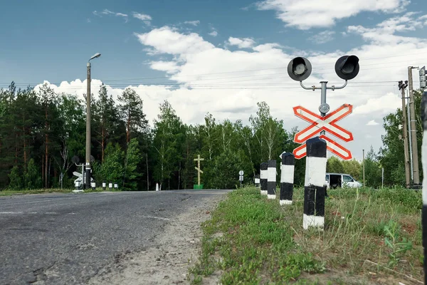 农村一级过境与障碍和闪烁红灯警告驾车者迎面而来的列车 — 图库照片