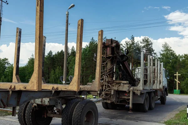 Camion Blanc Conduisant Sur Route Asphaltée Côté Champ Vert Dans — Photo