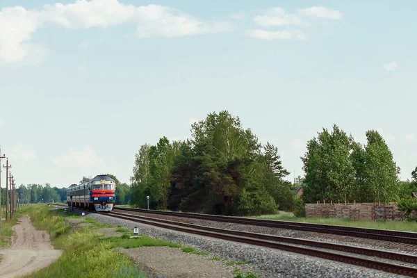 Прибуття Поїзда Тлі Природи Залізничний Громадський Транспорт — стокове фото