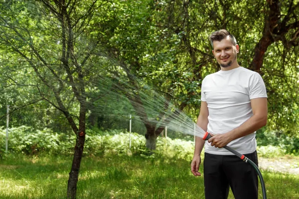 Muž Zalévání Hadice Koncept Zahradnictví Ruční Zahradní Hadice Vodou Zalévání — Stock fotografie