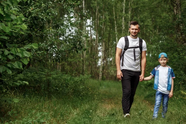 Homme Avec Sac Dos Père Son Fils Randonnée Marchant Lors — Photo