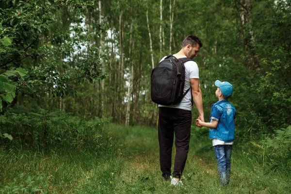 Muž Batohem Otce Jeho Syna Výlet Během Chůze Chodí Lese — Stock fotografie