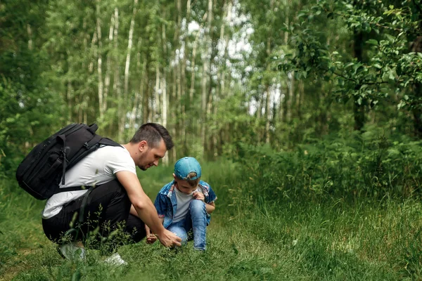 Muž Batohem Otce Jeho Syna Výlet Během Chůze Chodí Lese — Stock fotografie