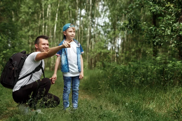 Muž Batohem Otce Jeho Syna Výlet Během Chůze Chodí Lese — Stock fotografie