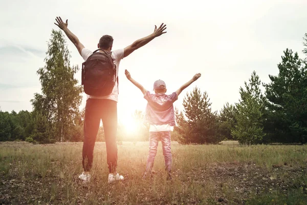 Hombre Con Una Mochila Padre Hijo Una Caminata Caminando Durante —  Fotos de Stock