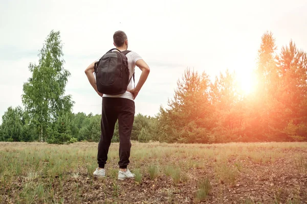 Retrato Jovem Viajante Com Uma Mochila Vai Estrada Com Espaço — Fotografia de Stock