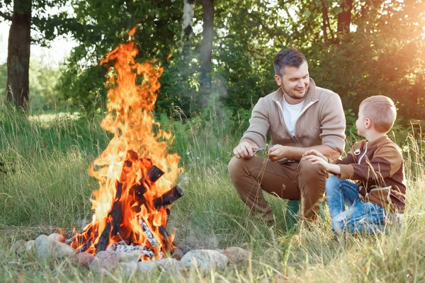 Otec Syn Ohně Pozadí Zelené Přírody Výlet Čas Rodinou Rodinný — Stock fotografie