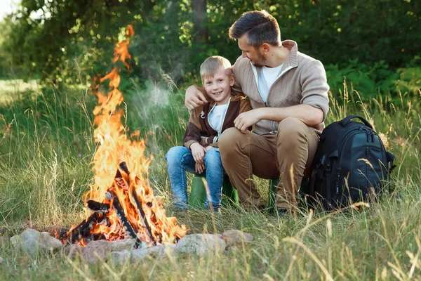 Otec Syn Ohně Pozadí Zelené Přírody Výlet Čas Rodinou Rodinný — Stock fotografie