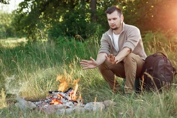 Homme Est Assis Près Feu Plein Air Concept Vacances Été — Photo