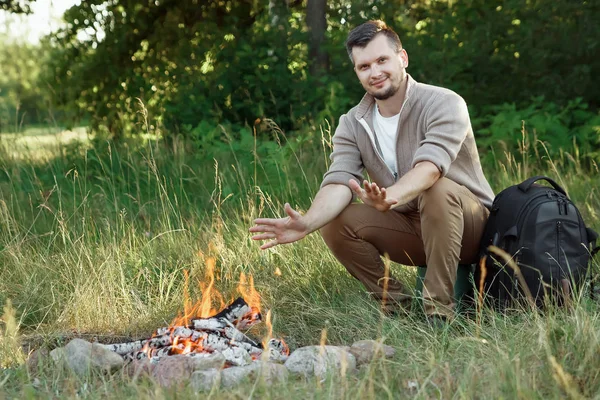 Sitzt Ein Mann Feuer Freien Sommerferienkonzept Wanderer Machen Feuer Wald — Stockfoto