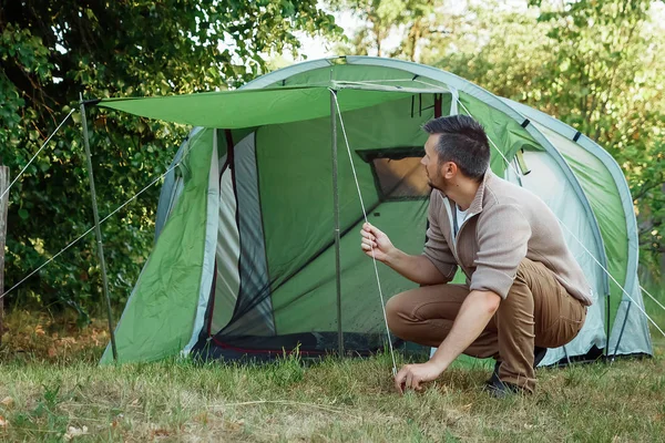 Homme Met Une Tente Dans Forêt Camper Sous Tente Cadre — Photo